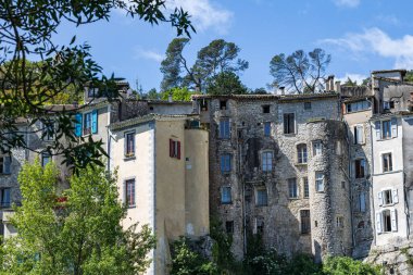 Vidourle (Occitanie, Fransa) kıyısındaki ortaçağ köyü Sauve 'nin eski evleri ve orman manzarası)