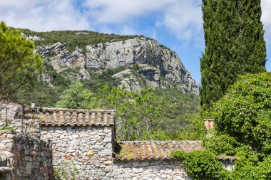 Saint-Hippolyte-du-Fort 'tan Cengle Dağı manzarası (Occitanie, Fransa)