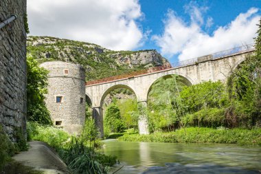 Vidourle Nehri, Cengle Dağı ve Saint-Hippolyte-du-Fort 'tan Planque Viaduct manzarası (Occitanie, Fransa)