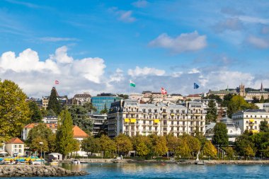 Cenevre Gölü 'ndeki bir tekneden Lozan manzarası (Vaud, İsviçre)