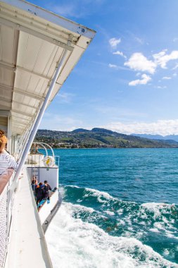 Lavaux bölgesinin Geneva Gölü 'ndeki bir tekneden görünüşü (Vaud, İsviçre)