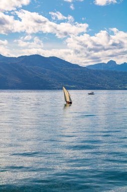 Cenevre Gölü 'nün ortasında küçük bir yelkenli.)