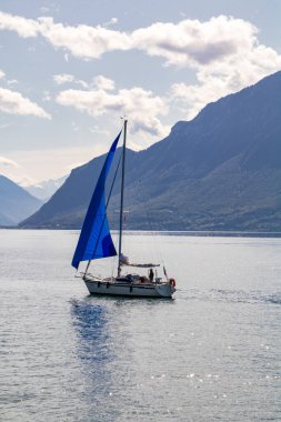 Cenevre Gölü 'nün ortasında küçük bir yelkenli.)