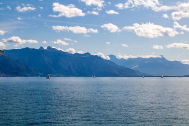 Cenevre Gölü 'nün ortasında küçük bir yelkenli.)