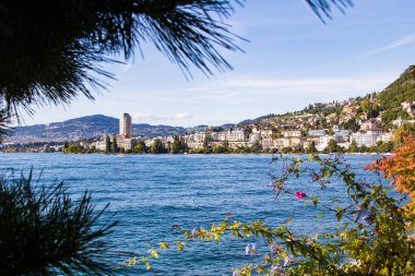 Cenevre Gölü 'nden Montreux manzarası (Vaud, İsviçre)