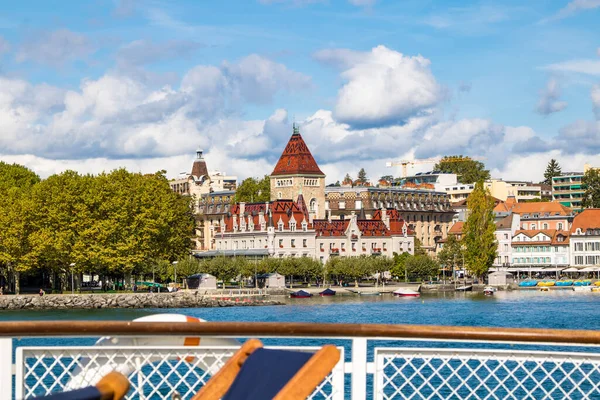 Cenevre Gölü 'ndeki bir tekneden Lozan manzarası (Vaud, İsviçre)