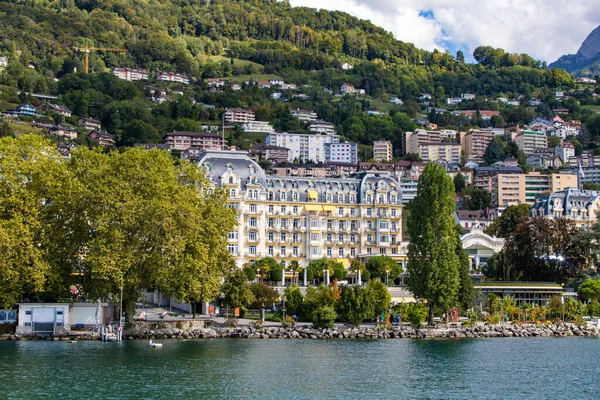 Cenevre Gölü 'nden Montreux manzarası (Vaud, İsviçre)