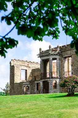 Mont de Cerisy-Belle-Etoile şatosu çiçek açan rhododendronlarla (Normandiya)