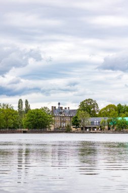 Bulutlu havada Chateau de Flers (Normandiya)