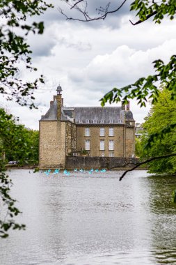 Bulutlu havada Chateau de Flers (Normandiya)