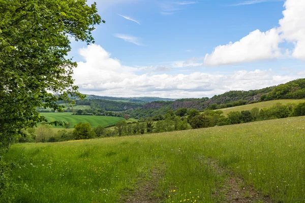 Norman İsviçre 'nin Clcy' deki Orne Nehri boyunca uzanan manzarası bulutlu bir gökyüzünün altında (Normandiya))