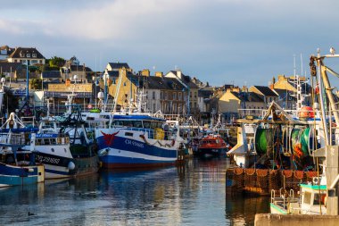 Port-en-Bessin köyündeki ana rıhtıma demirlemiş balıkçı tekneleri.