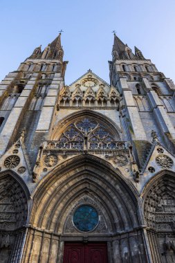 Notre-Dame Katedrali 'nin iki çan kulesiyle ön cephe