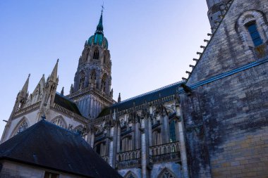 Bayeux 'un Notre-Dame Katedrali' nin merkez kulesi, zengin dekore edilmiş Gotik mimari.