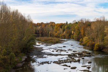 Carbonne 'da sonbaharın sonunda, Le Mancies barajının aşağısındaki Garonne Nehri.