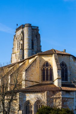 Carbonne 'da sonbaharın sonunda, Le Mancies barajının aşağısındaki Garonne Nehri.