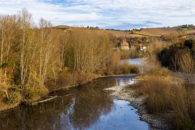 Saint-Laurent Kilisesi, Garonne nehrinin kıyısında, sonbaharın sonunda, Pont de Pierre 'den görüldü.