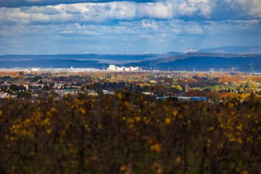 Tricastin nükleer santrali ufukta serinletici kuleleri yeniden inşa halinde Saint-Alexandre köyünden görülüyor.