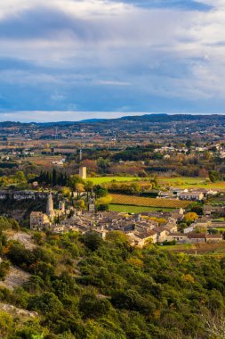 Sonbaharda Ardeche Nehri kıyısındaki ortaçağ köyü uçurumlardan görüldü.