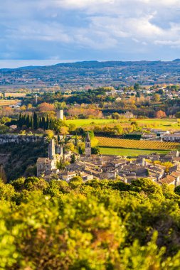 Sonbaharda Ardeche Nehri kıyısındaki ortaçağ köyü uçurumlardan görüldü.