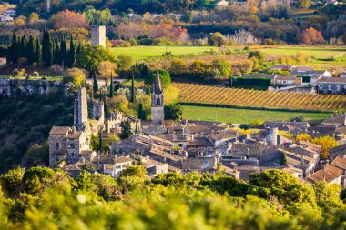 Sonbaharda Ardeche Nehri kıyısındaki ortaçağ köyü uçurumlardan görüldü.