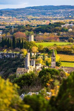 Sonbaharda Ardeche Nehri kıyısındaki ortaçağ köyü uçurumlardan görüldü.
