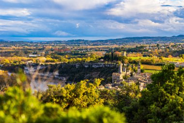 Sonbaharda Ardeche Nehri kıyısındaki ortaçağ köyü uçurumlardan görüldü.