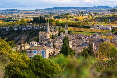 Sonbaharda Ardeche Nehri kıyısındaki ortaçağ köyü uçurumlardan görüldü.