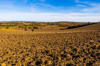 Sonbaharda Gardouch, Lauragais 'de yeni sürülmüş tarlalar, çitler ve ormanlarla kaplı yuvarlanan tepeler.