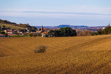 Sonbaharda Gardouch köyü Saint-Martin Kilisesi 'nin egemenliğinde. Lauragais tepelerinden yeni sürülmüş.
