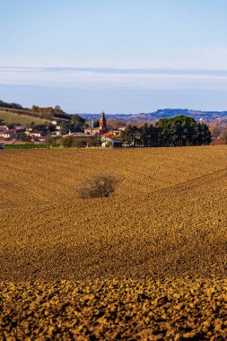 Sonbaharda Gardouch köyü Saint-Martin Kilisesi 'nin egemenliğinde. Lauragais tepelerinden yeni sürülmüş.