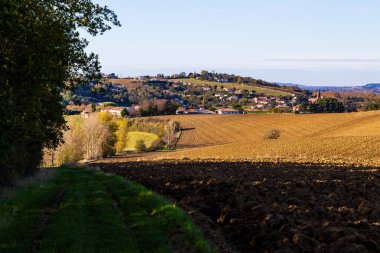 Sonbaharda Gardouch köyü Saint-Martin Kilisesi 'nin egemenliğinde. Lauragais tepelerinden yeni sürülmüş.