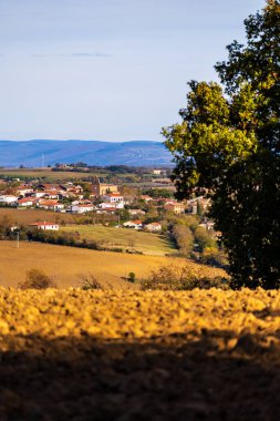 Renneville köyü ve Saint-Jacques Kilisesi Lauragais 'in yeni sürülmüş sonbahar tarlalarının arasına kurulmuştur.