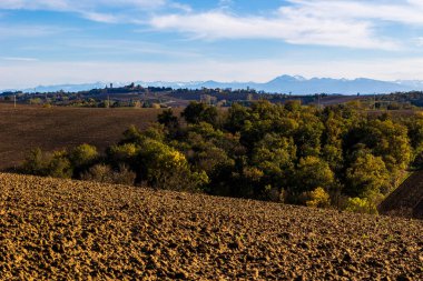 Lauragais 'deki Gardouch tepelerinden sonbaharda hafif karla kaplı Pireneler' in panoramik manzarası