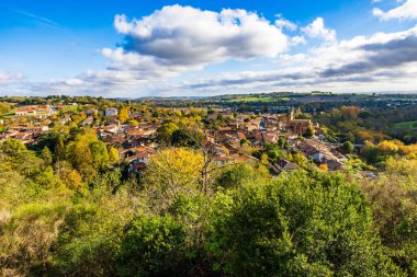Sonbaharda güçlendirilmiş kilisesiyle Ariege Nehri boyunca uzanan küçük Venerque kasabasının panoraması.