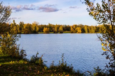 Sonbaharda Sabatouse Gölü 'nün etrafındaki çimler ve bankalar Longages' da.