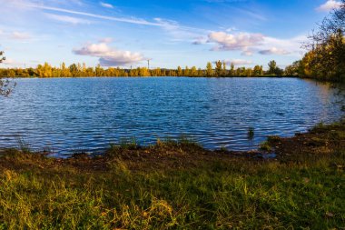 Sonbaharda Sabatouse Gölü 'nün etrafındaki çimler ve bankalar Longages' da.