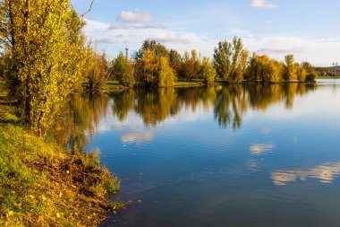 Sonbaharda Sabatouse Gölü 'nün etrafındaki çimler ve bankalar Longages' da.