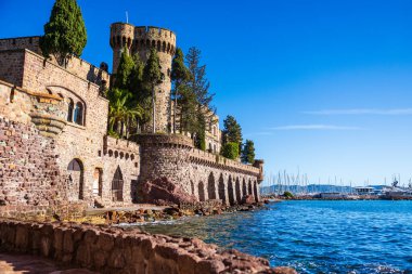 Mandelieu-la-Napoule sahilinden La Napoule Şatosu