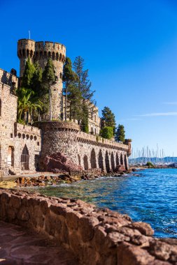 Mandelieu-la-Napoule sahilinden La Napoule Şatosu