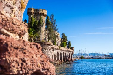 Mandelieu-la-Napoule sahilinden La Napoule Şatosu