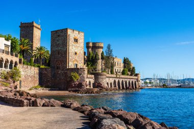 Mandelieu-la-Napoule sahilinden La Napoule Şatosu