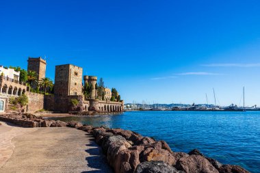 Mandelieu-la-Napoule sahilinden La Napoule Şatosu