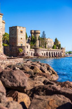 Mandelieu-la-Napoule sahilinden La Napoule Şatosu