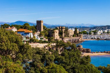 Akdeniz 'deki La Napoule Şatosu. Mandelieu-la-Napoule' un tepelerinden dağlar gibi bir zemin.