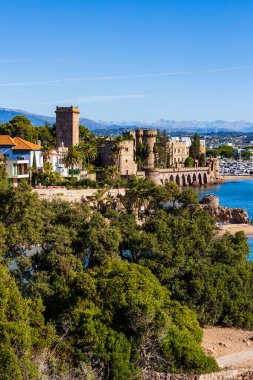 Akdeniz 'deki La Napoule Şatosu. Mandelieu-la-Napoule' un tepelerinden dağlar gibi bir zemin.