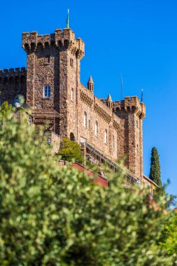 Agecroft Kalesi, şimdi lüks bir otel, Mandelieu-la-Napoule ve Akdeniz manzaralı.