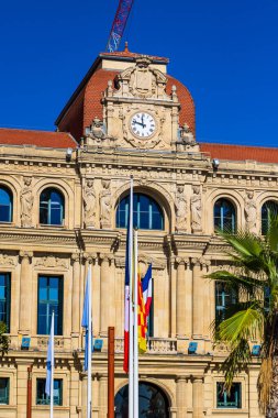 Cannes Belediye Binası cephesi, seçici tarzda bir bina.