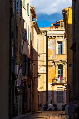 Saint-Tropez 'in tarihi merkezinde dar sokaklar renkli cephelerle dolu.