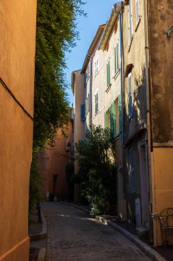 Saint-Tropez 'in tarihi merkezinde dar sokaklar renkli cephelerle dolu.